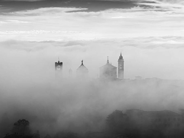 Kirill Simakov Bergamo foto in bianco e nero di veduta di Bergamo immersa nella nebbia