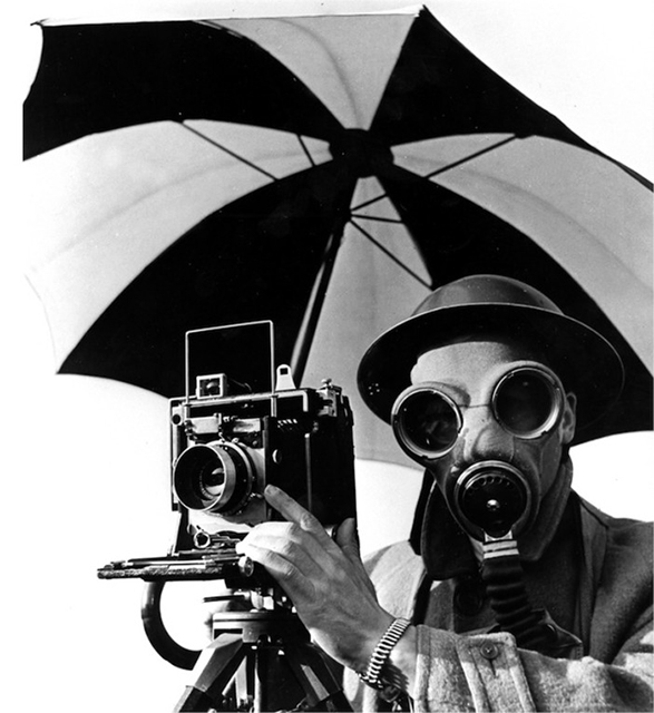 Lee Miller Stupinigi foto in bianco e nero della fotografa Lee Miller con maschera a gas sul viso