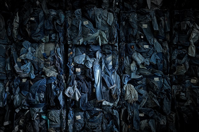 Luca Locatelli Torino foto a colori vista dall'alto di balle di jeans