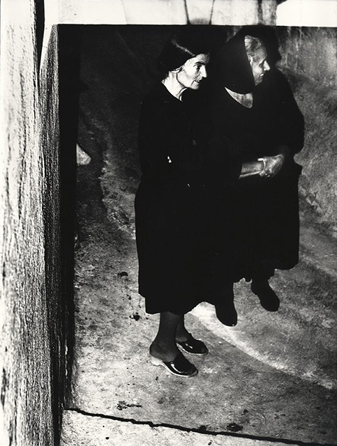 Mario Giacomelli Taverna foto in bianco e nero di due donne vestite di nero per le scale di un paese