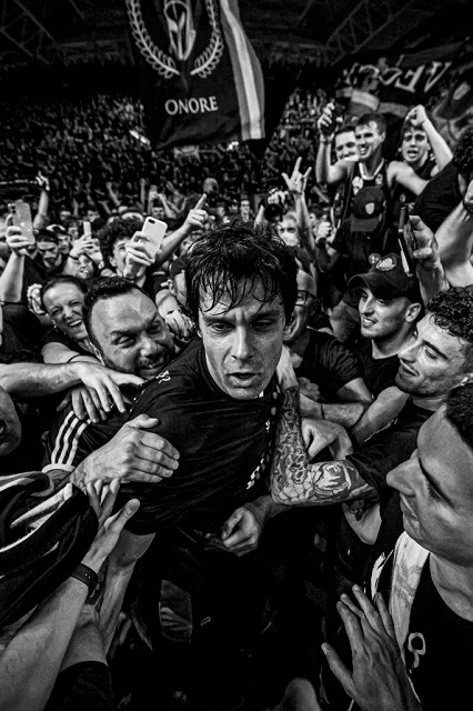 Matteo Marchi Bologna foto in bianco e nero di giocatori di basket circondati dai tifosi