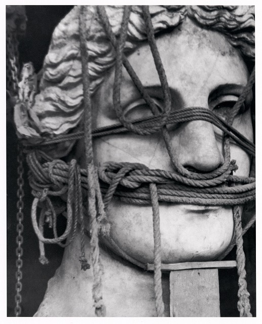 Max Peiffer Watenphul Roma Foto in bianco e nero di volto di statua circondato da corde