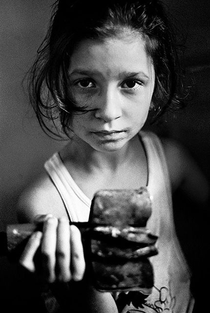 Photofetival 18th Milano foto in bianco e nero di bambina in canottiera che tiene in mano oggetto