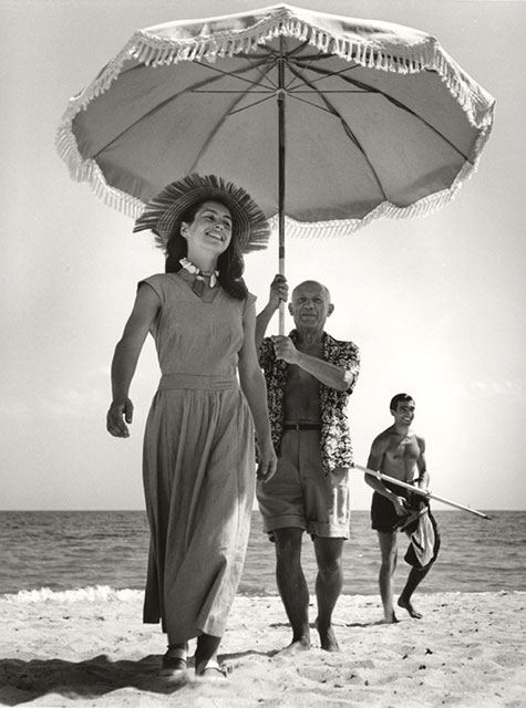 Robert Capa Roma Pablo picasso sulla spiaggia tiene un ombrellone per riparare una donna dal sole