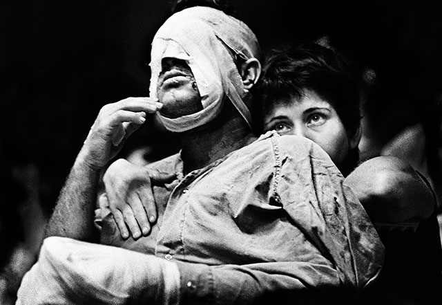 Romano Cagnoni Milano foto in bianco e nero di ragazzo che abbraccia persona bendata