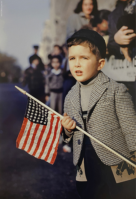 American Beauty Padova foto a colori di bambino con in mano bandierina americana