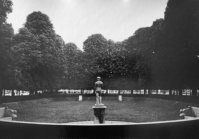 Montecchio fotografia Montecchio foto in bianco e nero di parco con statua in primo piano