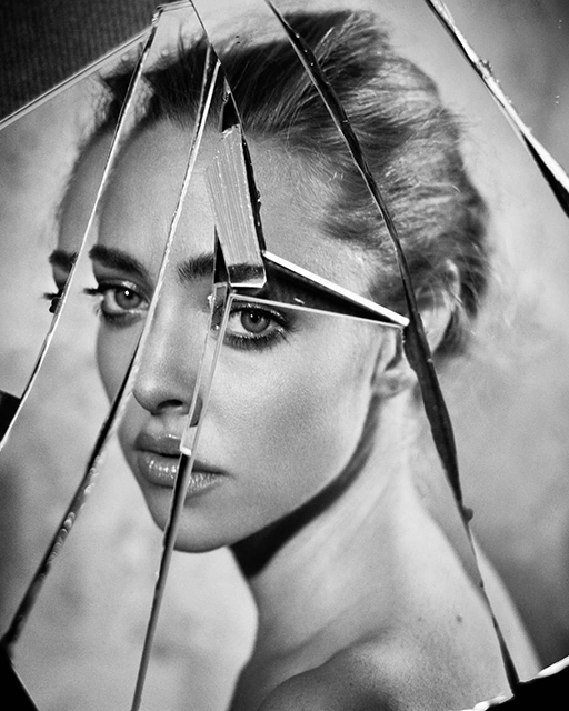 Vincent Peters Bologna foto in bianco e nero di donna ritratta attraverso specchio rotto