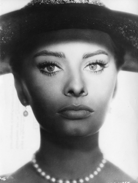 Divine Treviso primo piano in bianco e nero dell'attrice Sofia Loren con cappello e collana