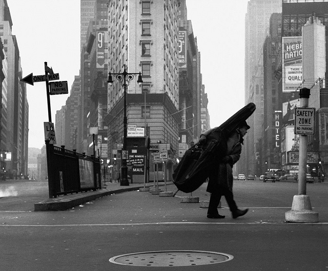 The 1950s Parma foto in bianco e nero di musicista con contrabasso in spalla per le strade di New York