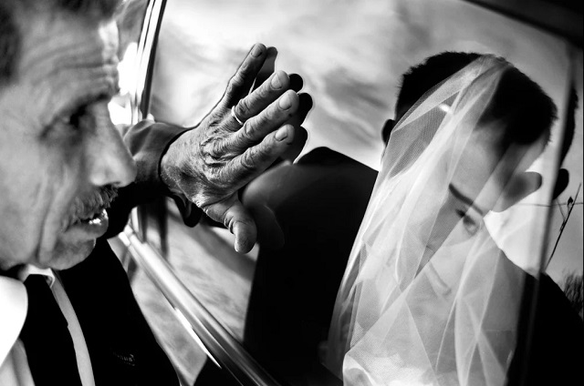 Franco Carlisi Francesco Cito Roma foto in bianco e nero di uomo con mano appoggiata a finestrino di macchina con dentro una sposa