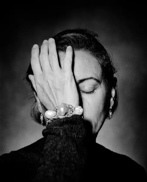 Guido Harari Milano foto in bianco e nero di donna con mano sul viso
