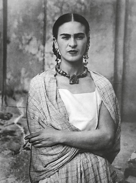 Frida Kahlo Palermo ritratto in bianco e nero dell'artista Frida Kahlo con scialle e braccia incrociate