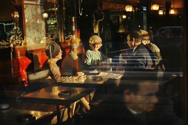 Bar stories on camera Sesto San Giovanni foto a colori di persone sedute in un bar