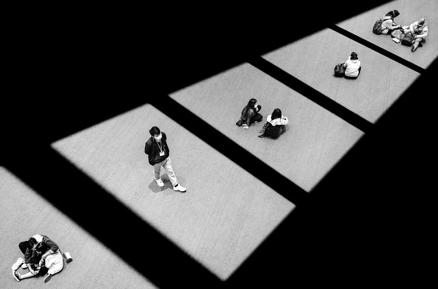 Fotografie Urbane Trieste foto in bianco e nero vista dall'alto di persone sedute in terra dentro quadrati di luce