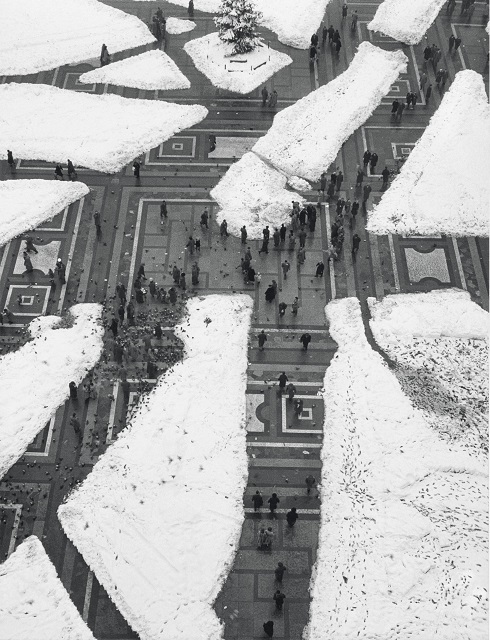 Mario de Biasi Milano foto in bianco e nero di piazza del Duomo innevata vista dall'alto