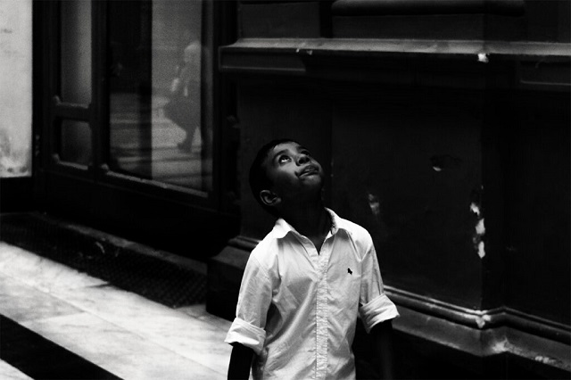 Pozzuoli Foto Fest Pozzuoli foto in bianco e nero di bambino per strada che guarda in alto