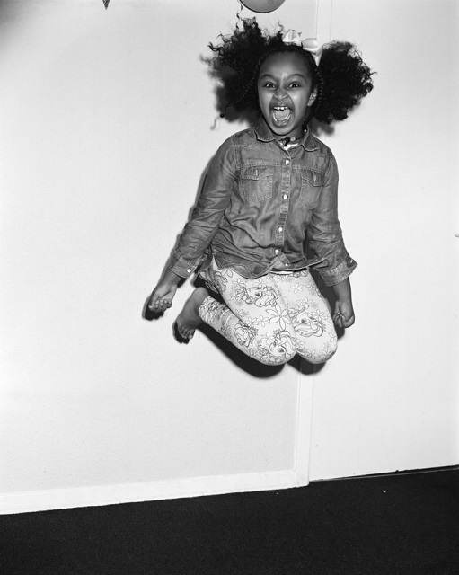 Fotografia è donna Saluzzo foto in bianco e nero di bambina che salta