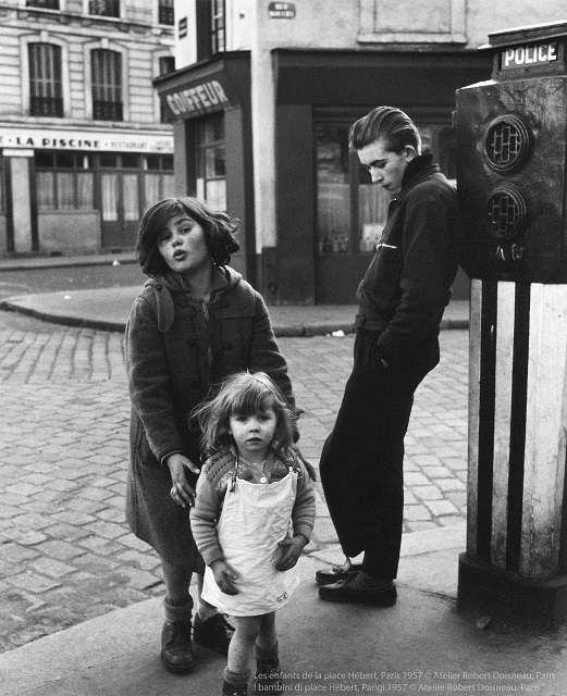 Robert Doisneau Riccione foto in bianco e nero di due bambine che giocano e ragazzo per le strade di Parigi
