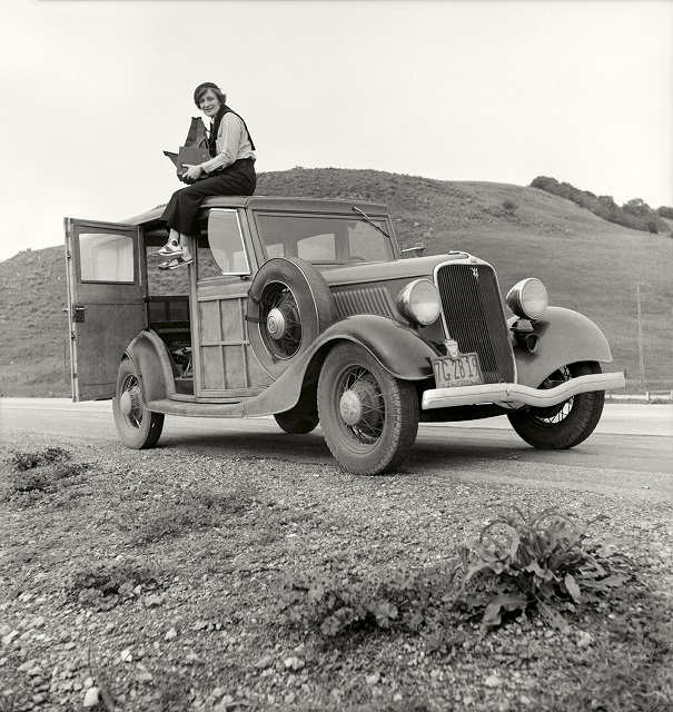Dorothea Lange Bassano del Grappa foto in bianco e nero della fotografa Dorothea Lange sul tetto di un camioncino con macchina fotografica