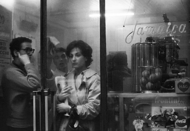Alfa Castaldi Napoli foto in bianco e nero di donna che guarda fuori dalla vetrina di un bar