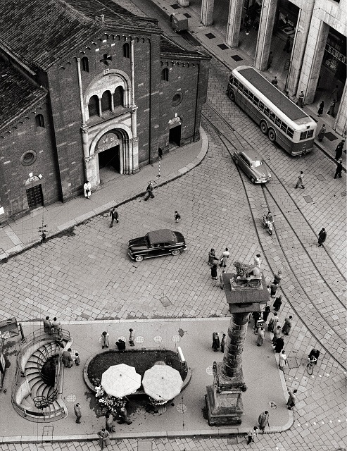 Mario De Biasi Milano foto in bianco e nero di Piazza San Babila vista dall'alto