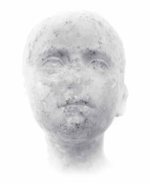 Mimmo Jodice Roma foto in bianco e nero di testa di statua su sfondo bianco