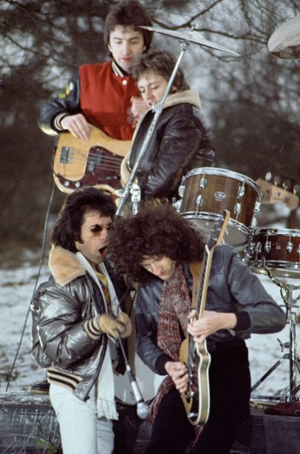 Peter Hince Rimini foto a colori delola band Queen mentre suona