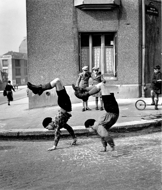 Robert Doisneau Verona foto in bianco e nero di due bambini che camminano con le mani per la strada