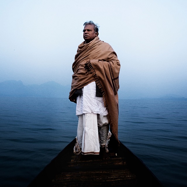 India Oggi Trieste foto a colori di uomo in piedi davanti al mare