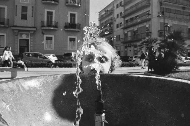 Umberto Verdoliva Foggia foto in bianco e nero di bambina davanti a fontanella che zampilla