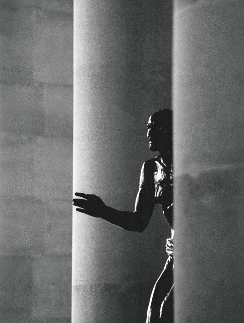 Vasco Ascolini Milano foto in bianco e nero di statua che spunta dalle colonne