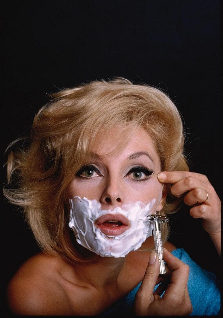 Virna Lisi Jesi foto a colori di Virna lisi che finge di farsi la barba con schiuma sul viso e rasoio in mano