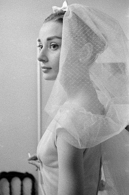 David "Chim" Seymour Venezia ritratto in bianco e nero dell'attrice Audrey Hepburn di profilo con velo in testa