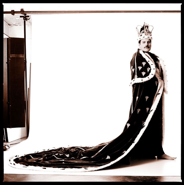 Peter Hince Roma foto in bianco e nero del cantante dei Queen con mantello e corona da re