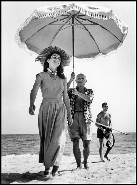 Robert Capa Riccione foto in bianco e nero di Picasso con la moglie che camminano sulla spiaggia