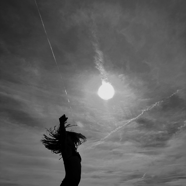 Anna Caterina Masotti Bologna foto in bianco e nero di donna che balla davanti al sole