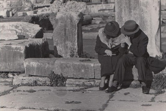 Hilde Lotz-Bauer Roma foto in bianco e nero di uomo e donna seduti vicini fra le rovine