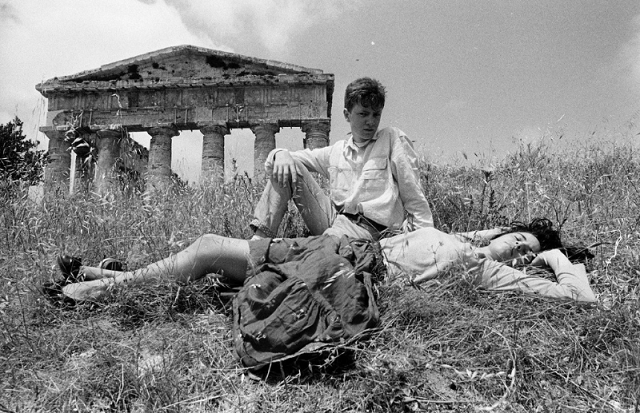 Letizia Battaglia Milano foto in bianco e nero di ragazzo e ragazza sdraiati in un prato