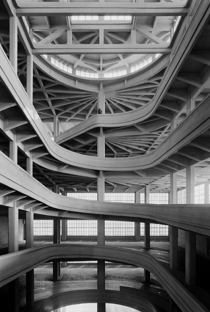 Architetture inabitabili Roma immagine in bianco e nero del lingotto di Torino