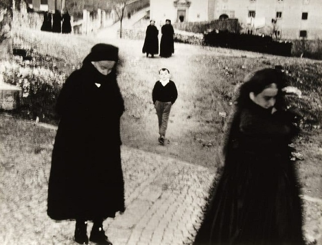 Mario Giacomelli Milano foto in bianco e nero di donne vestite di nero e bambino per le strade di Scanno