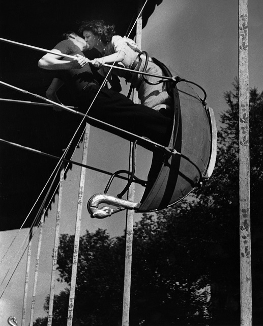 Brassai Milano foto in bianco e nero di due innamorati che si baciano su giostra