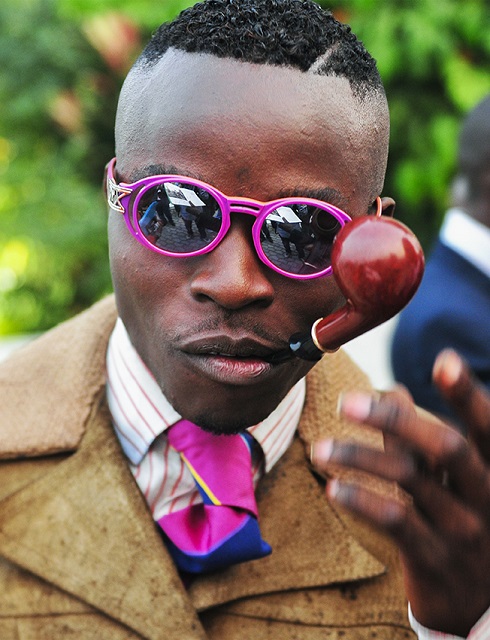 Daniele Tamagni Milano ritratto a colori di un Sapeur con occhiali rosa e pipa