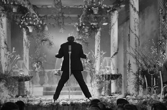 Non ha l'età Torino foto in bianco e nero di Adriano Celentano di spalle sul palco del festival di sanremo