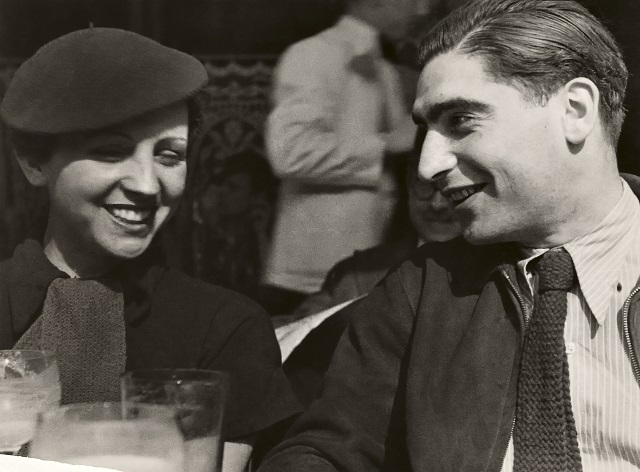 Robert Capa & Gerda Taro Torino foto in bianco e nero di Robert Capa e Gerda Taro sorridenti seduti in un caffè di Parigi