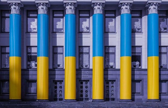 Massimo Listri Firenze foto a colori di colonne rivestite con bandiera ucraina