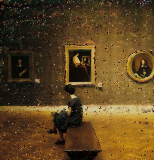 Nino Migliori Ferrara foto a colori di donna seduta in museo davanti a quadri