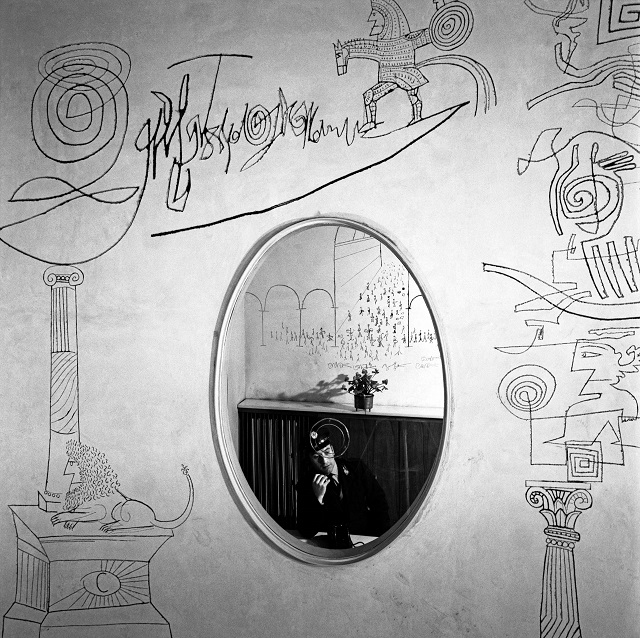 Ugo Mulas Torino foto in bianco e nero di muro con graffiti e specchio con riflesso un uomo