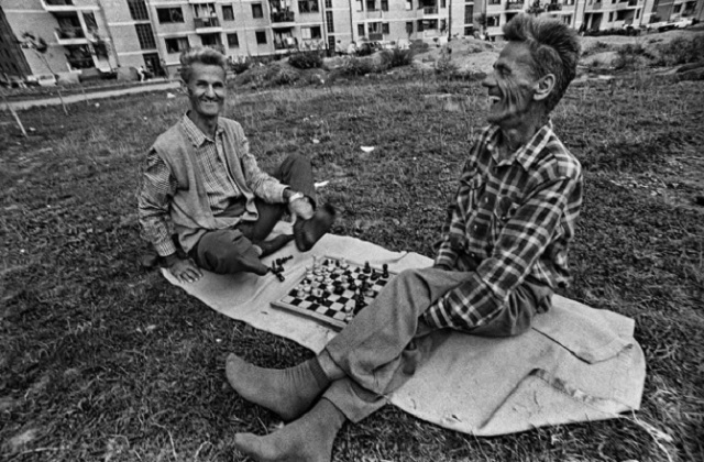 Uliano Lucas Carrara foto in bianco e nero di due uomini che giocano a scacchi su un prato