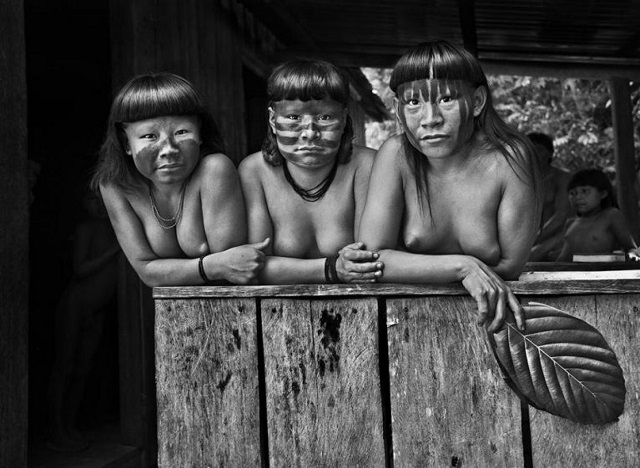 Sebastiao Salgado Trieste foto in bianco e nero di tre bambine con volto dipinto appoggiate a staccionata